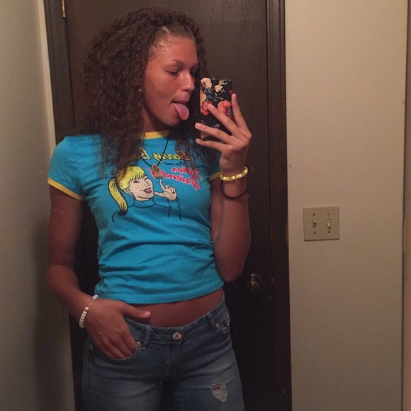 Meet your Posher, Madison - Picture 2 of 4